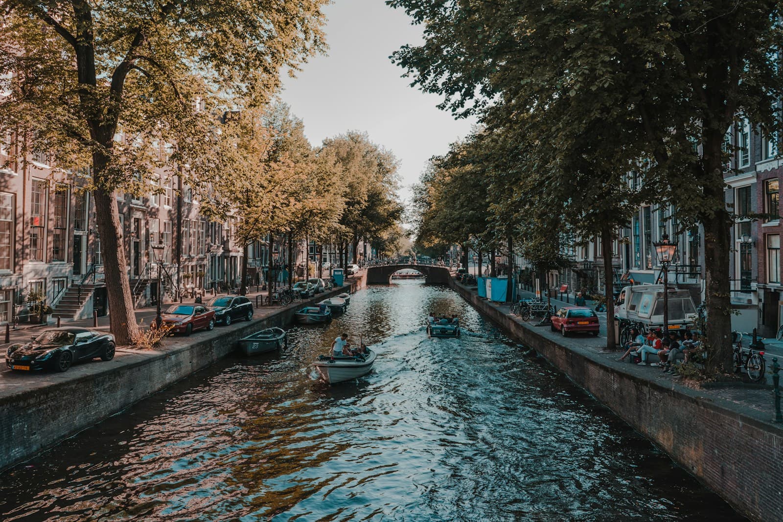Un canal d'Amsterdam et ses maisons étroites