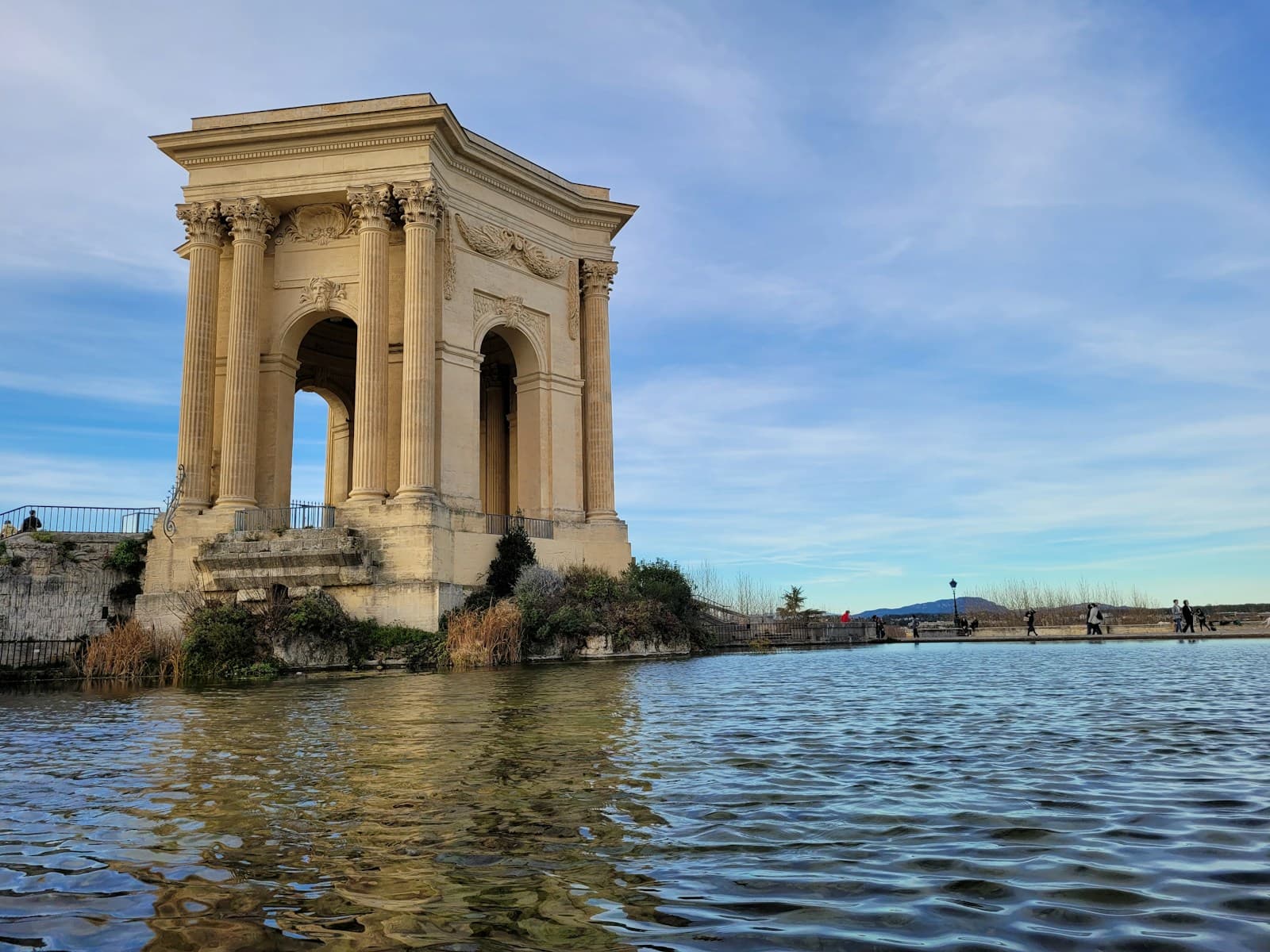 Le château d'eau du Peyrou à Montpellier et son bassin