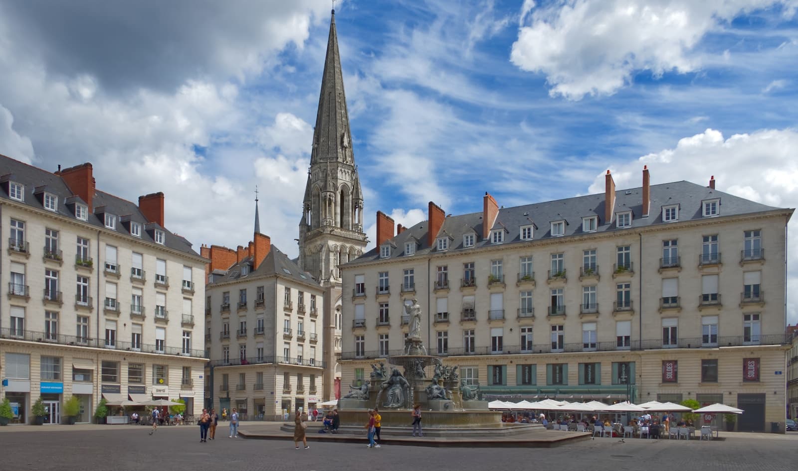 La place Royale de Nantes, sa fontaine et ses immeubles classiques