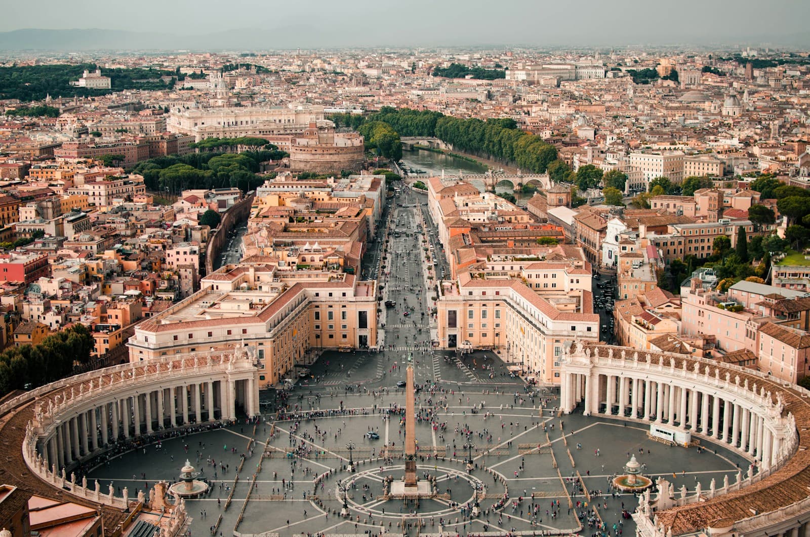 Rome vue depuis les hauteurs, dômes et toits ocre